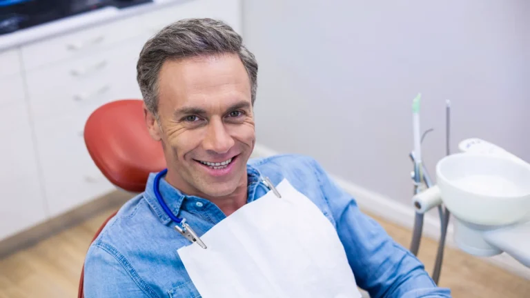 Nasmijani pacijent u zubarkoj ambulanti na tretmanu dentalne protetike u Zagrebu