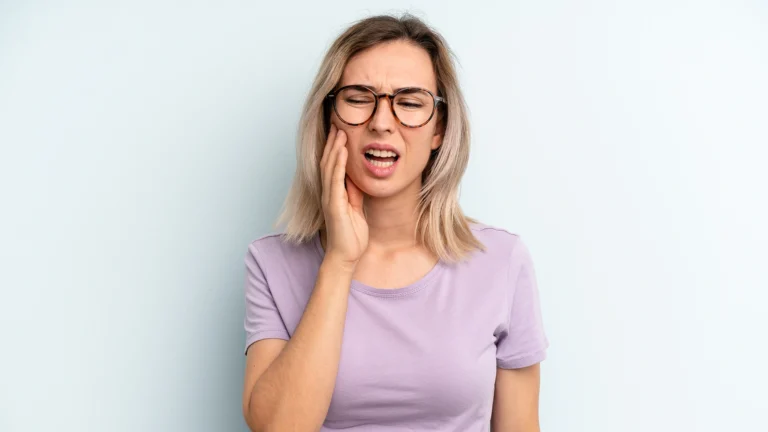 djevojka koju boli zub